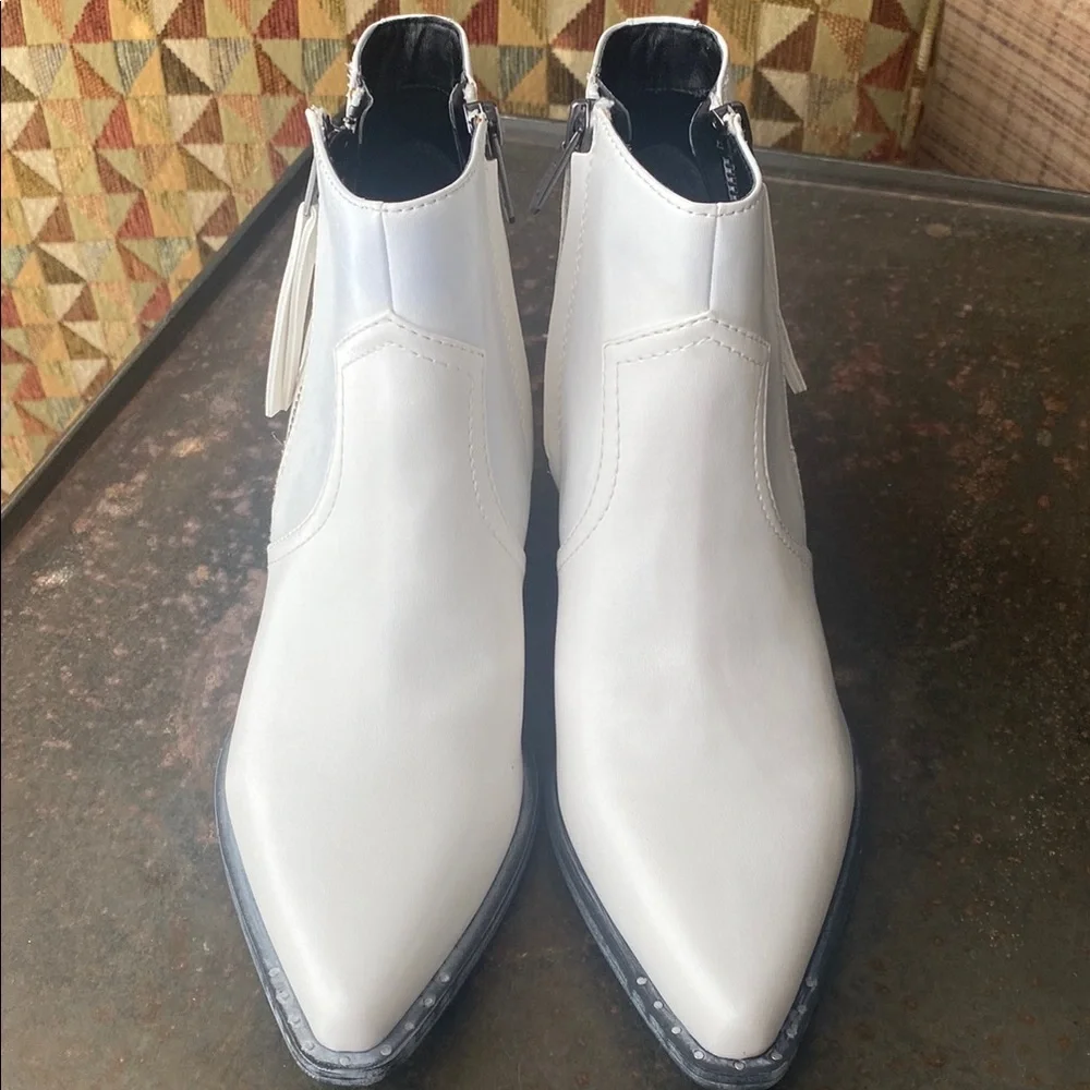 Sam Edelman Ladies Whistler White Ankle Boots Pointed Toes w/ Stud Accents. Sz 9 - Picture 4 of 15